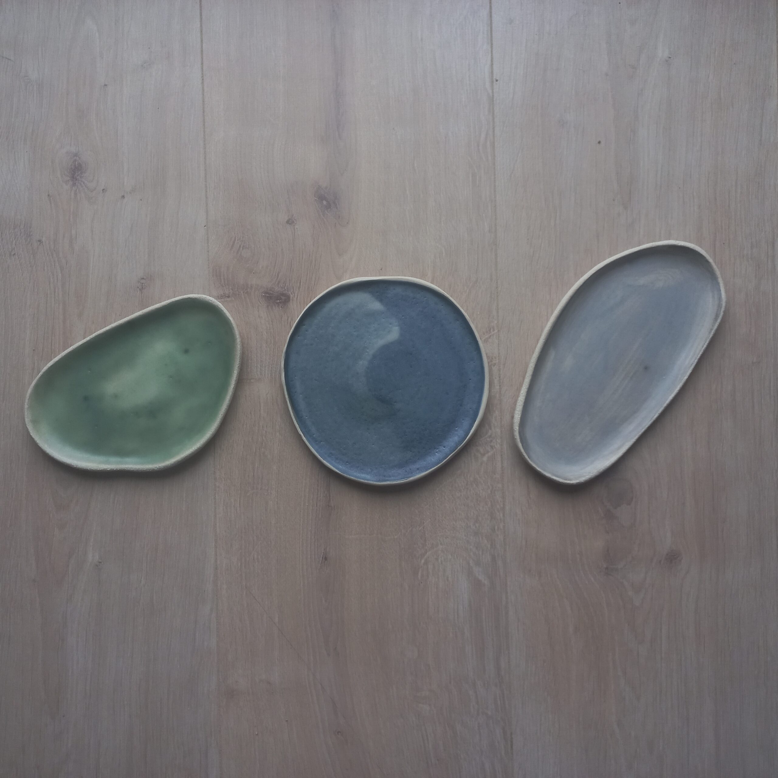 cette image montre 3 assiettes gouttes de 3 couleurs différentes pour vos cafés gourmand, bleu, vert, gris