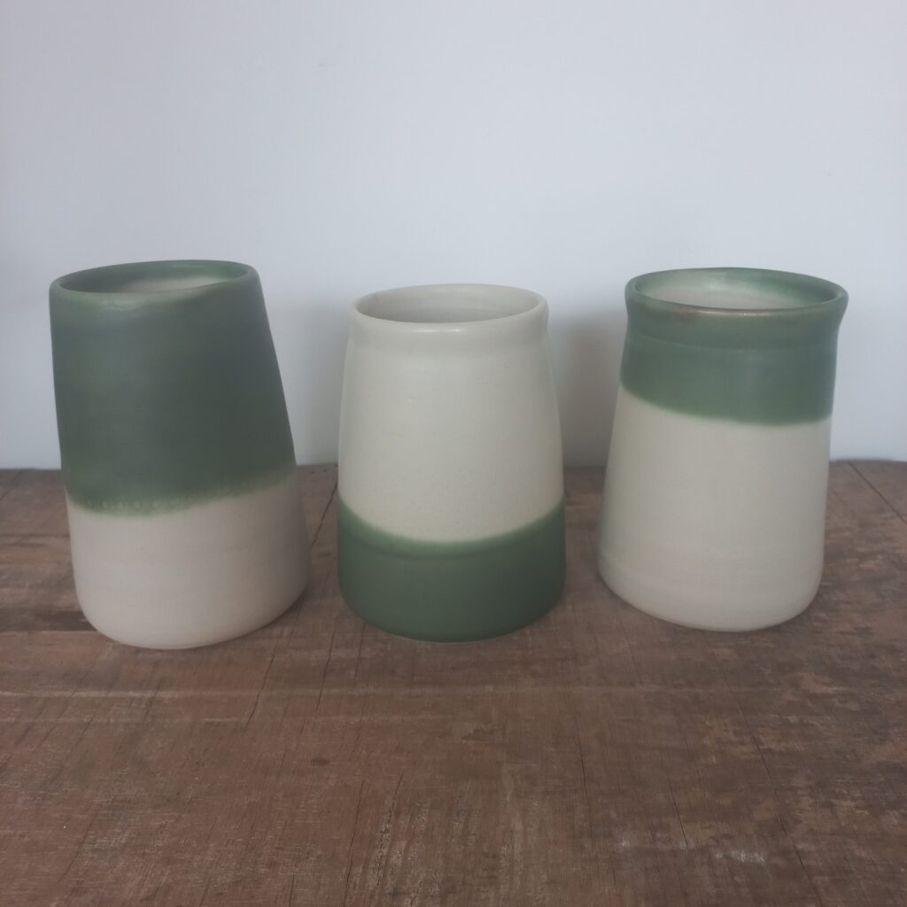 cette image montre 3 vases bicolores vert et blanc