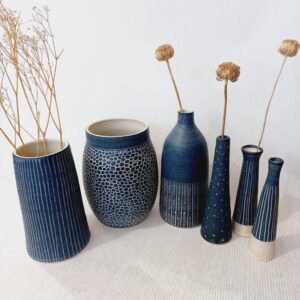 cete image montre un lot de 6 vases bleus avec des motifs différents dont 3 soliflores fabriqués par cmaterre