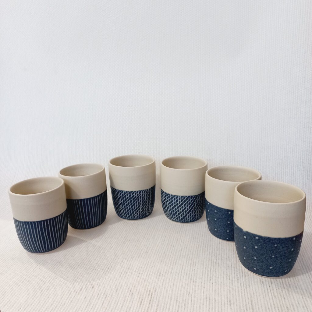 cette image montre un lot de 6 tasse sans anse bicolores blanche et bleues et des motifs ur la partie colorée 