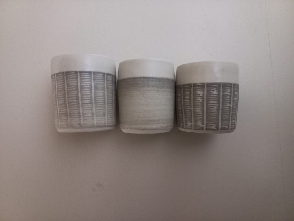 lot de 3 gobelets bicolore gris blanc sgraphités modèle en U, posés les uns à côté des autres