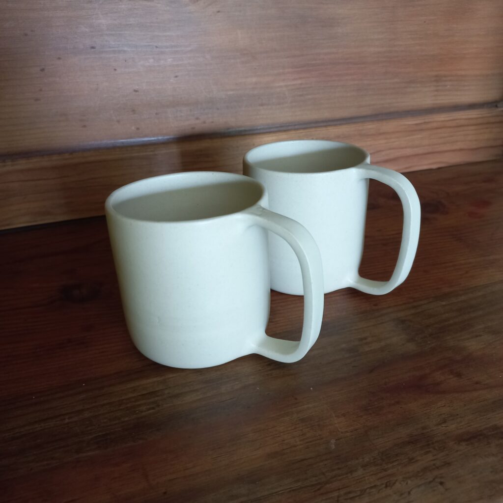 Cette image montre 2 tasse blanche entièrement unie en grès