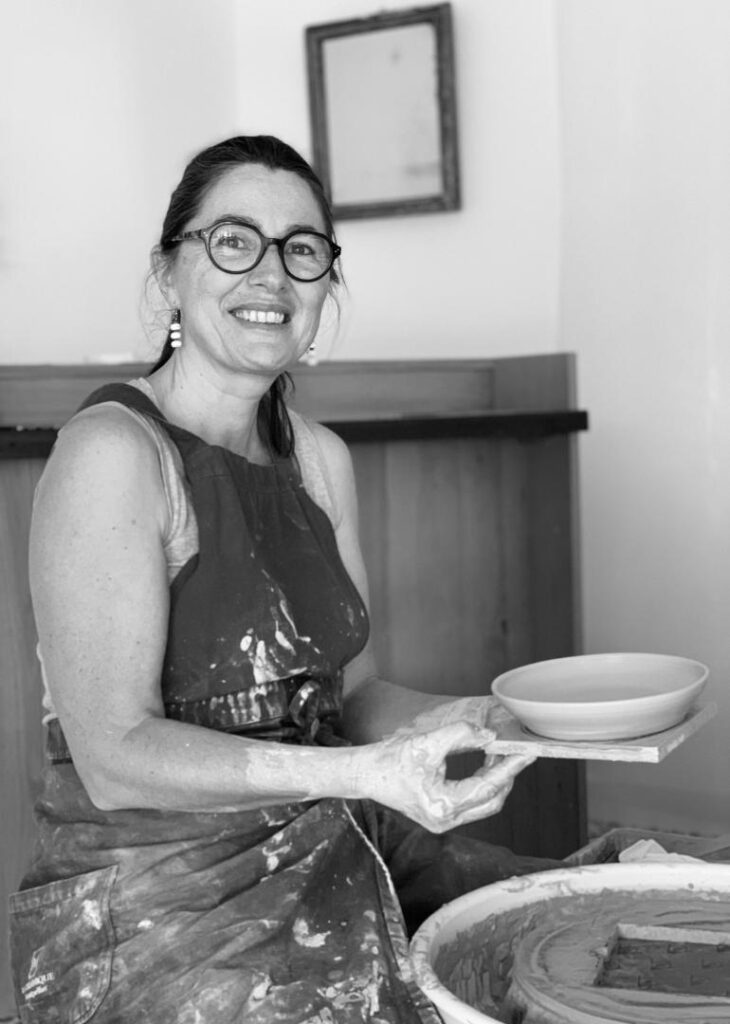 Cette image montre la photo de Cécilia Labrousse, céramiste en train de tourner une assiette creuse en noir et blanc